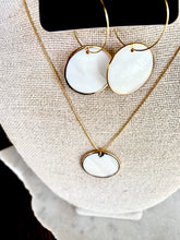 Load image into Gallery viewer, Mother Of Pearl Round Earrings