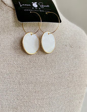 Load image into Gallery viewer, Mother Of Pearl Round Earrings
